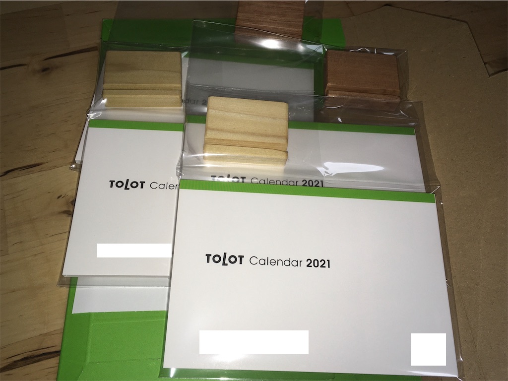 2021年に初めて作成したTOLOTの猫カレンダーと木製スタンド