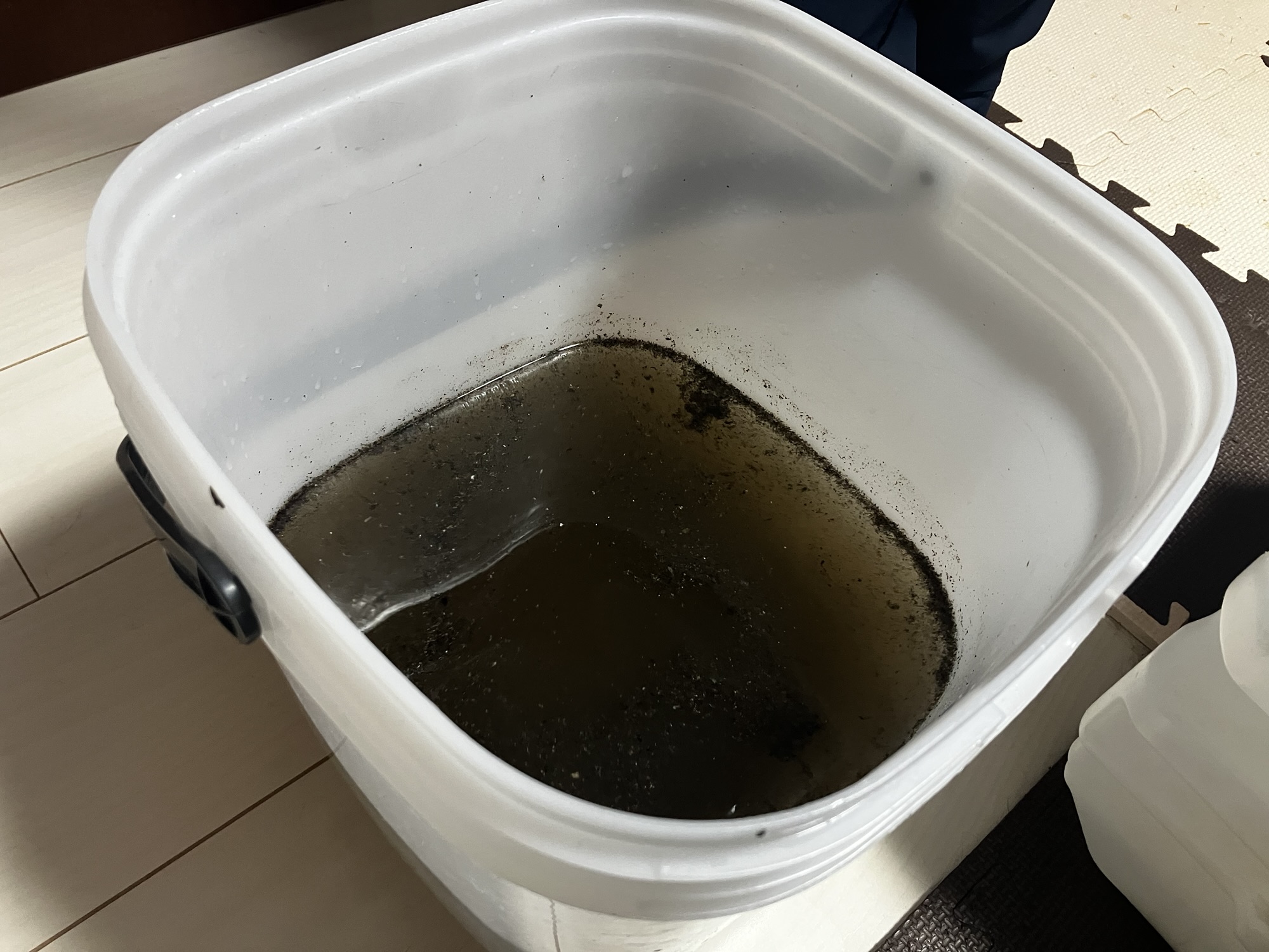 エアコンクリーニング後の黒く濁った洗浄水